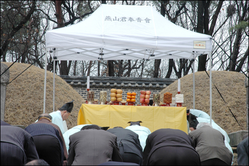 지난 4월 2일 연산군 제사를 지내는 내내 추운 겨울바람이 손 시렵도록 불었다. 